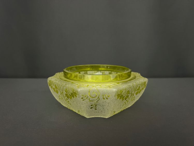 Piatto portagioie in vetro satinato inciso all'acido, attribuito a Baccarat.