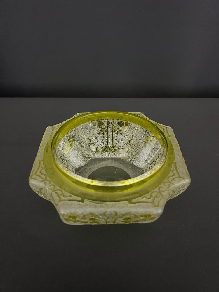 Piatto portagioie in vetro satinato inciso all'acido, attribuito a Baccarat.