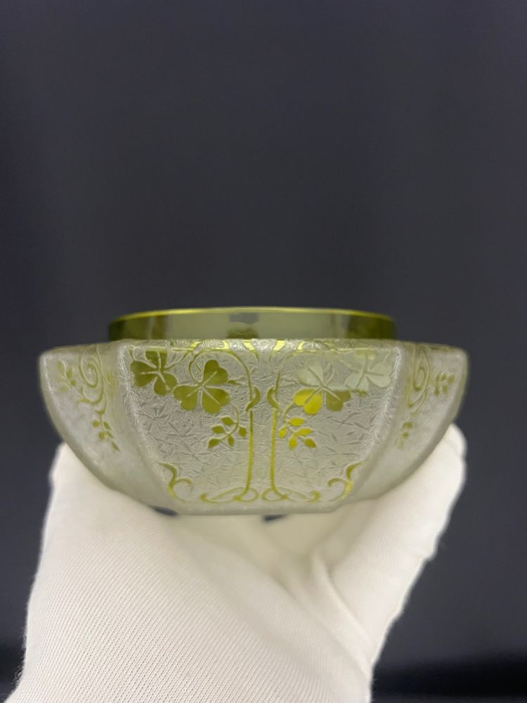 Piatto portagioie in vetro satinato inciso all'acido, attribuito a Baccarat.