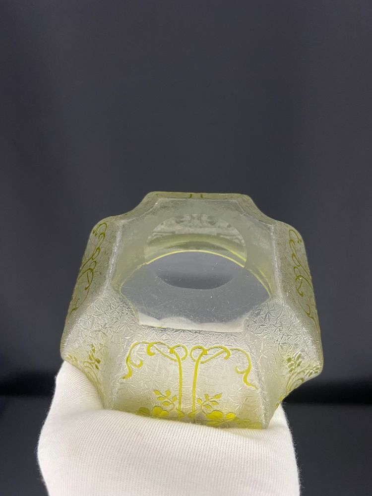 Piatto portagioie in vetro satinato inciso all'acido, attribuito a Baccarat.