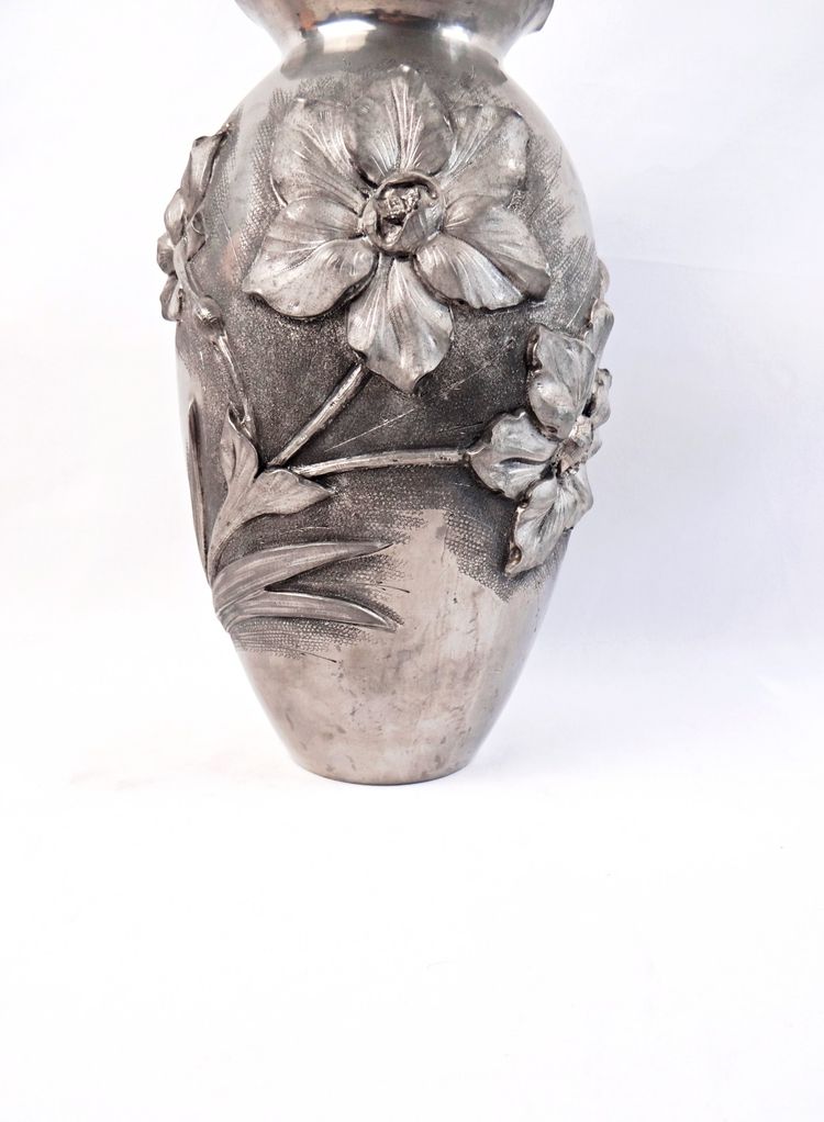 Art Nouveau vase with bas-relief flowers, signed Rispal, in pewter, early 20th century