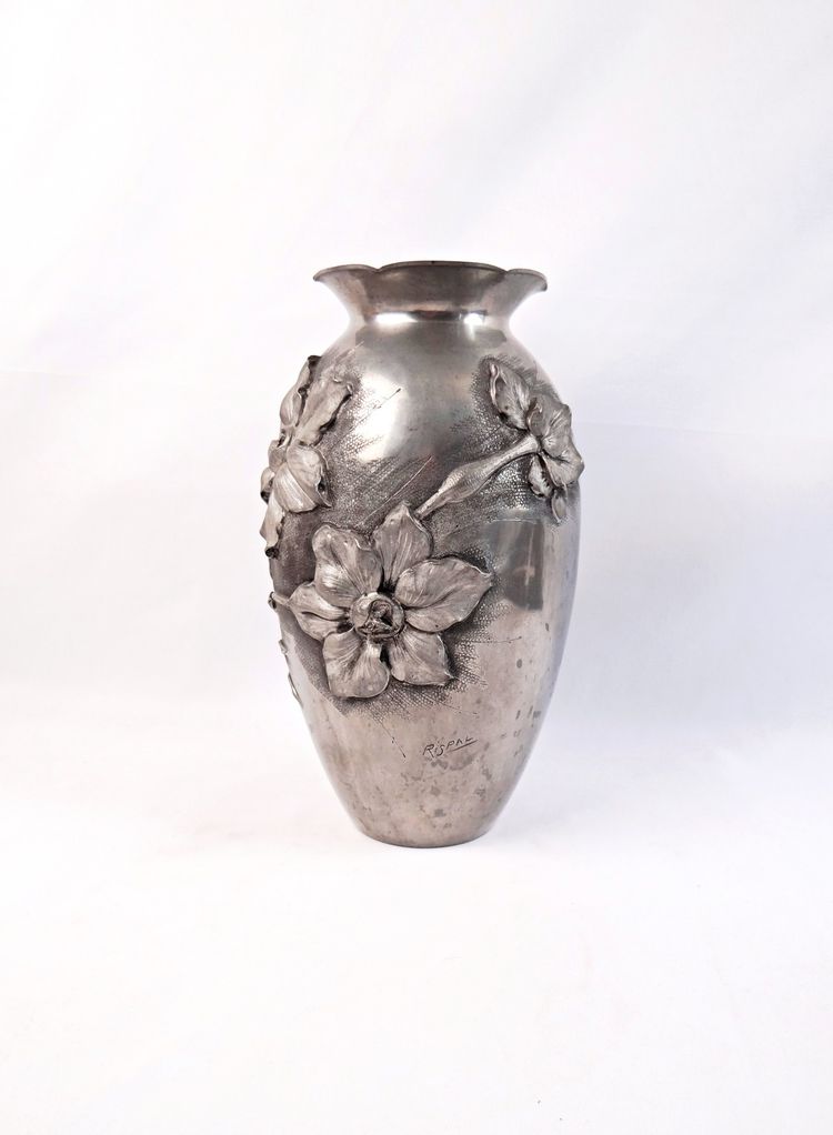 Art Nouveau vase with bas-relief flowers, signed Rispal, in pewter, early 20th century