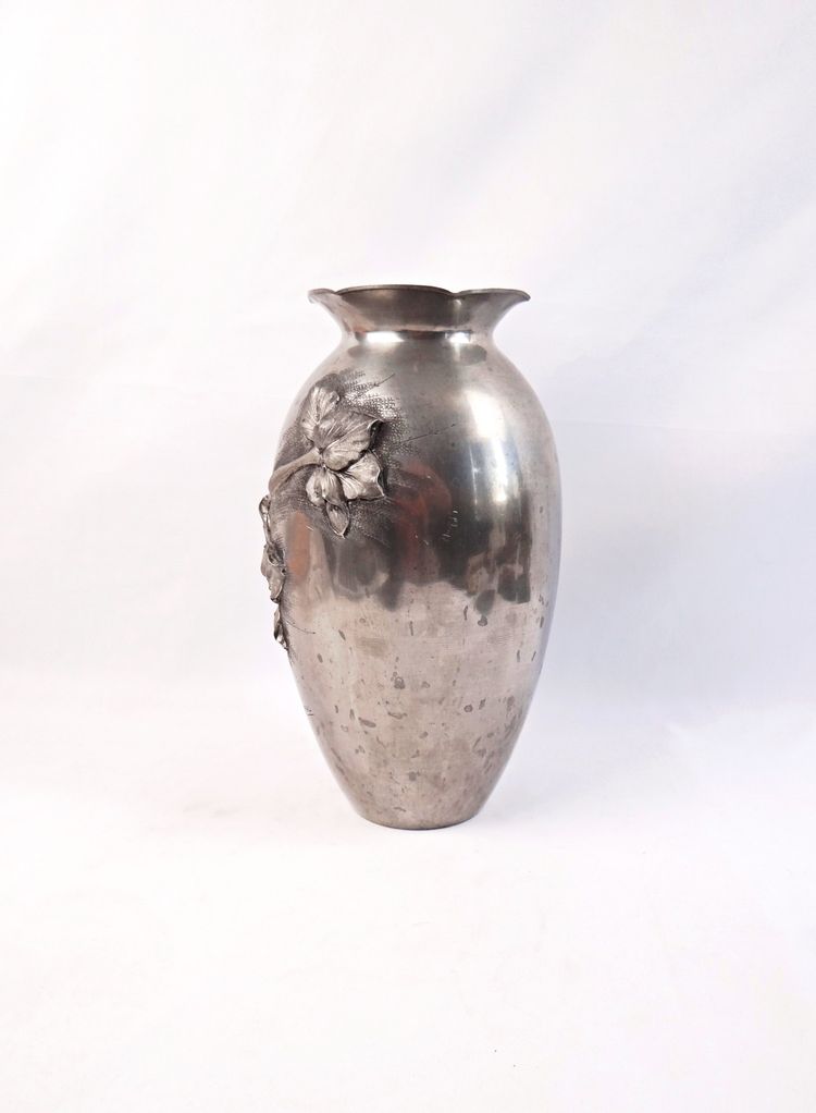 Art Nouveau vase with bas-relief flowers, signed Rispal, in pewter, early 20th century