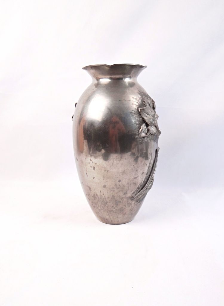 Art Nouveau vase with bas-relief flowers, signed Rispal, in pewter, early 20th century