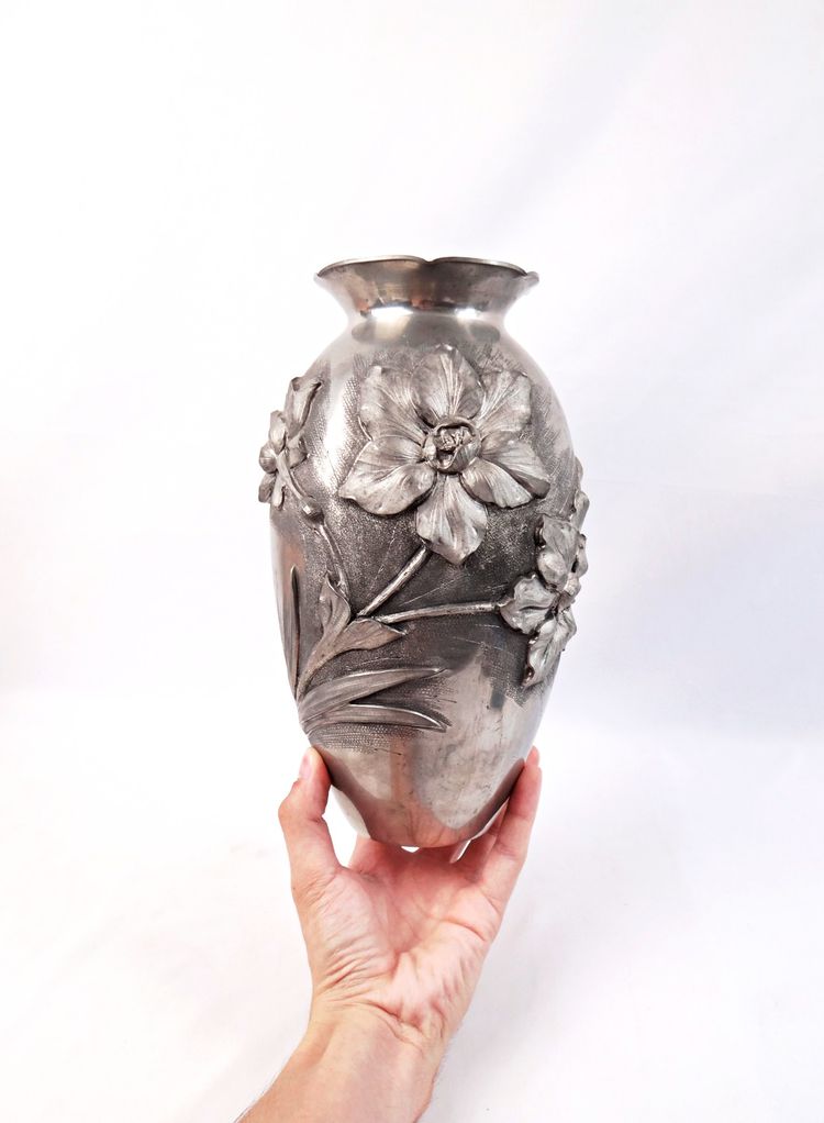 Art Nouveau vase with bas-relief flowers, signed Rispal, in pewter, early 20th century