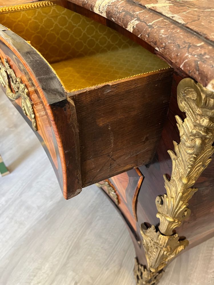 Très Belle commode tombeau 