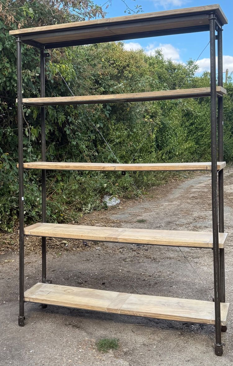 Scaffale in stile World House