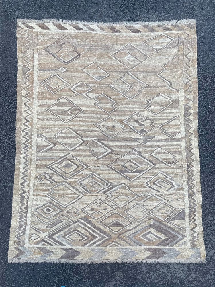 Carpet / Sumak. Iran. Mid-20th century. 180 x 135 cm