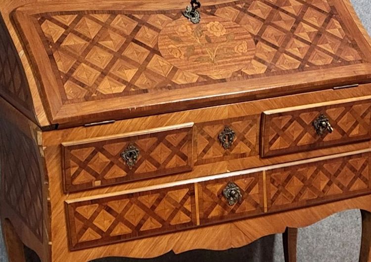 Bureau de pente en marqueterie – Époque Louis XV