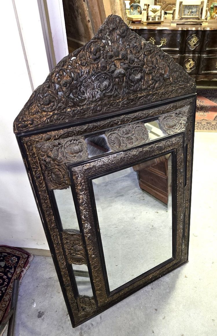 SPECCHIO ANTICO IN RAME RILEVATO E PATINATO, EPOCA DI NAPOLEONE III