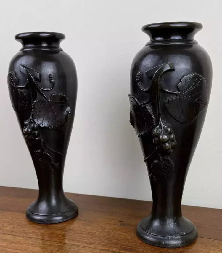 PAIRE DE VASES EN BRONZE À PATINE NOIRE