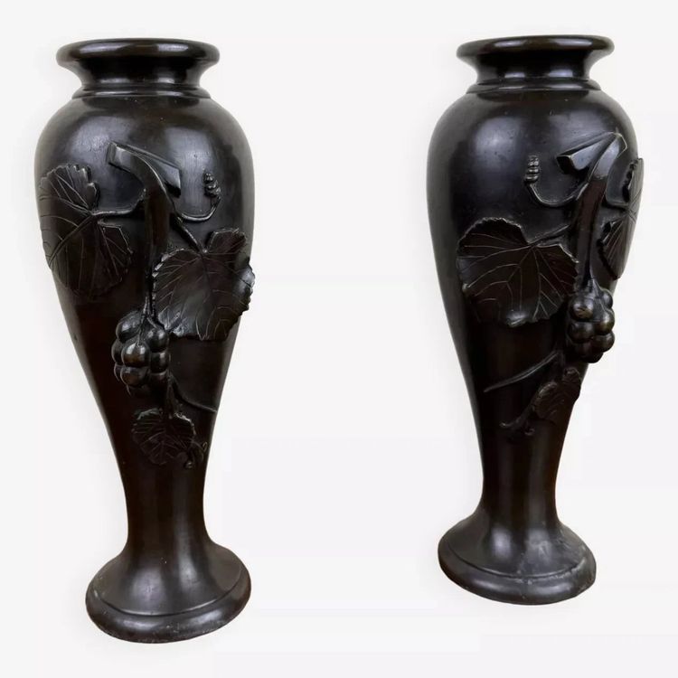 PAIRE DE VASES EN BRONZE À PATINE NOIRE