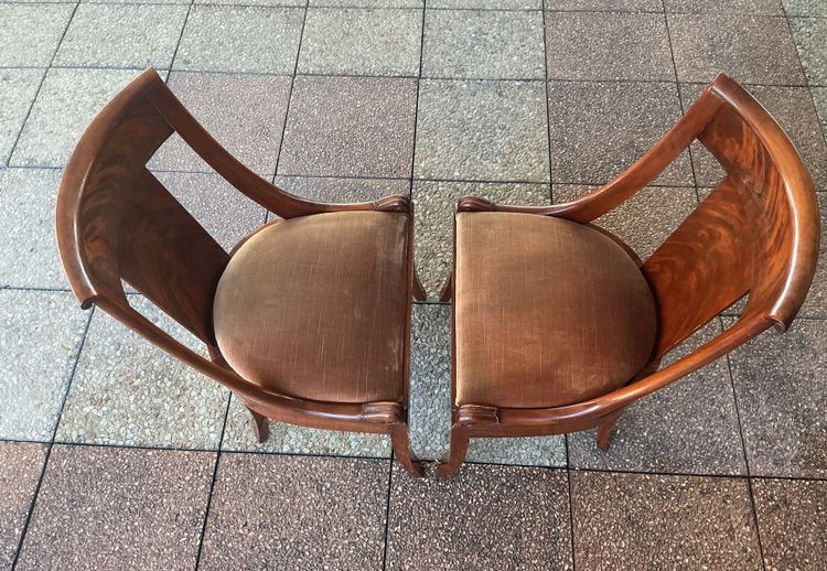 Six varnished mahogany chairs with curved backs.