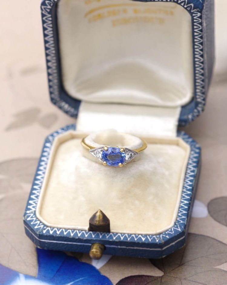Trilogie-Ring mit unbehandeltem Ceylon-Saphir aus 18-Karat-Gold, 0,75 ct
