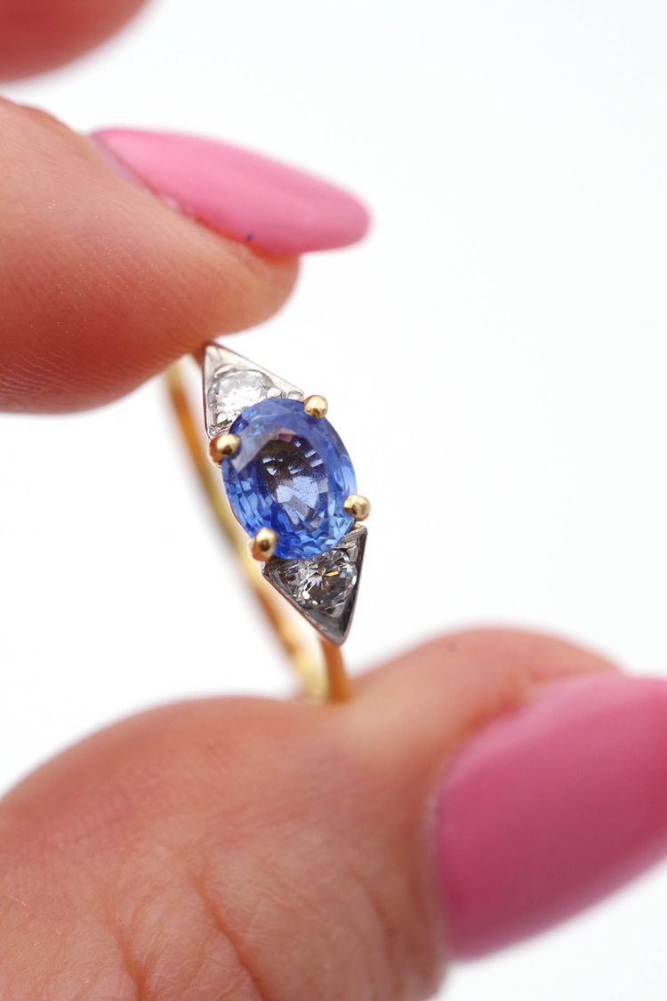 Trilogie-Ring mit unbehandeltem Ceylon-Saphir aus 18-Karat-Gold, 0,75 ct