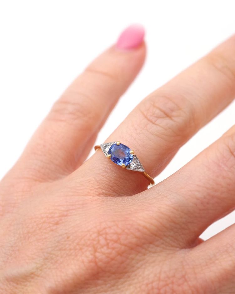 Trilogie-Ring mit unbehandeltem Ceylon-Saphir aus 18-Karat-Gold, 0,75 ct