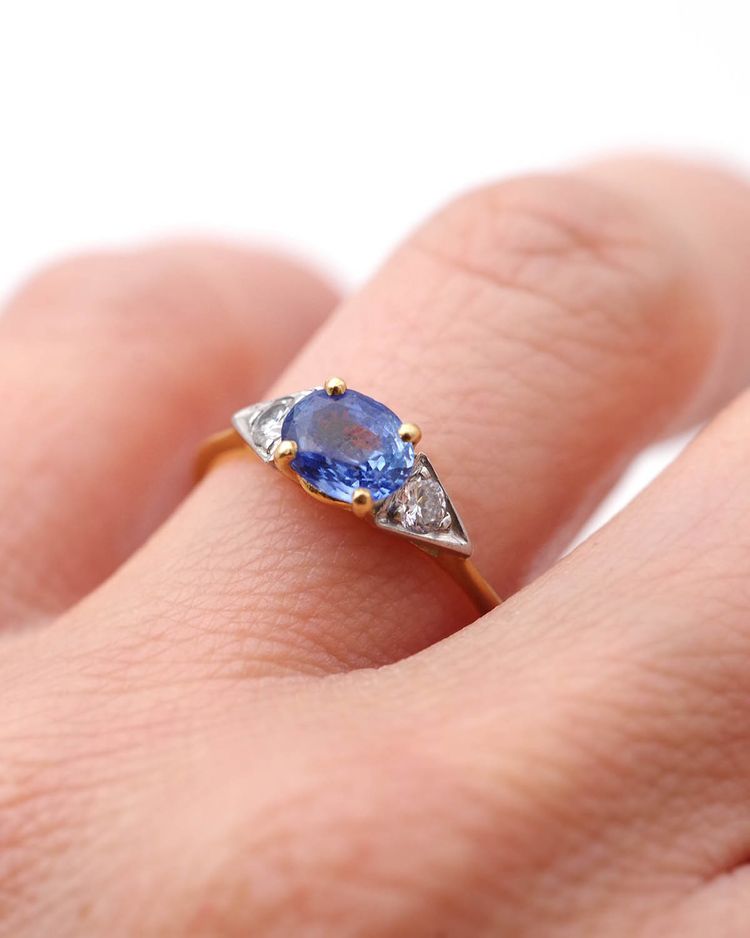 Trilogie-Ring mit unbehandeltem Ceylon-Saphir aus 18-Karat-Gold, 0,75 ct