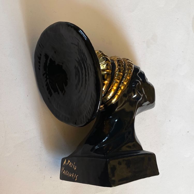 A. Fazio. Vallauris. Skulptur aus schwarz und gold glasierter Keramik. Mangbetu-Frau. 
