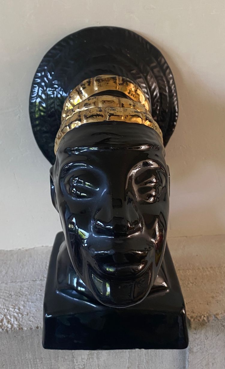 A. Fazio. Vallauris. Skulptur aus schwarz und gold glasierter Keramik. Mangbetu-Frau. 
