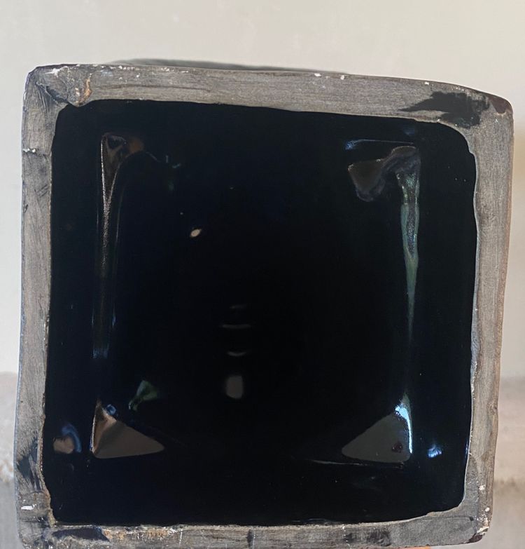 A. Fazio. Vallauris. Skulptur aus schwarz und gold glasierter Keramik. Mangbetu-Frau. 