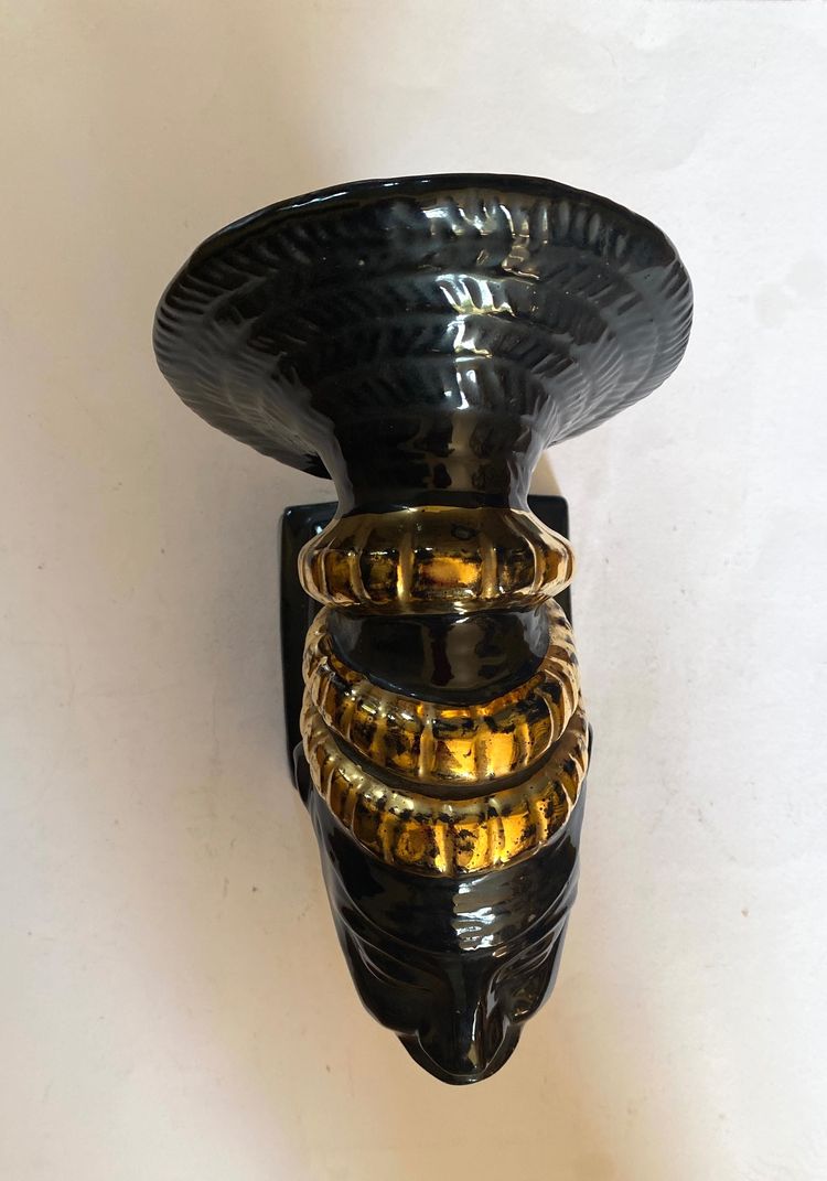 A. Fazio. Vallauris. Skulptur aus schwarz und gold glasierter Keramik. Mangbetu-Frau. 