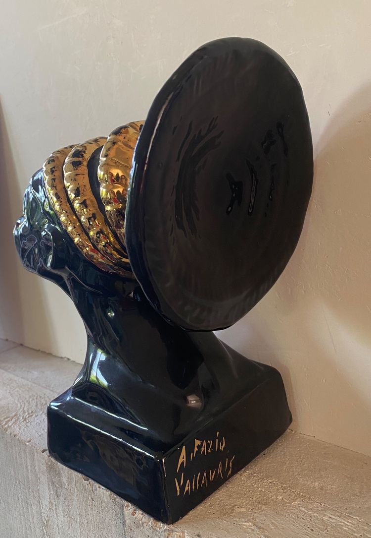 A. Fazio. Vallauris. Skulptur aus schwarz und gold glasierter Keramik. Mangbetu-Frau. 