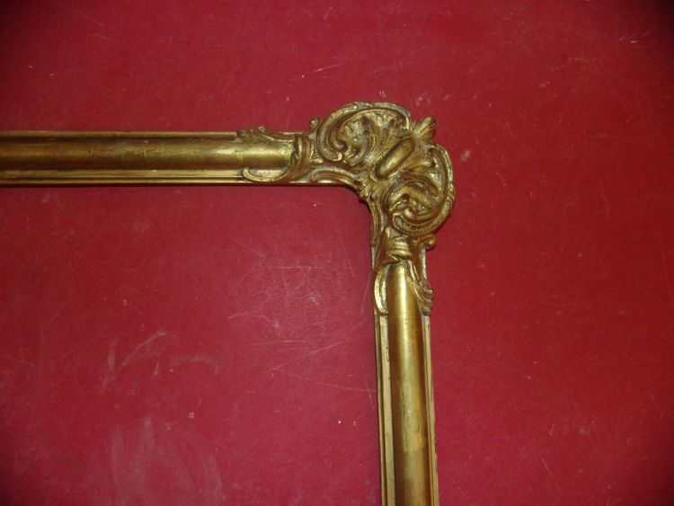 Cornice del XIX secolo in legno dorato.