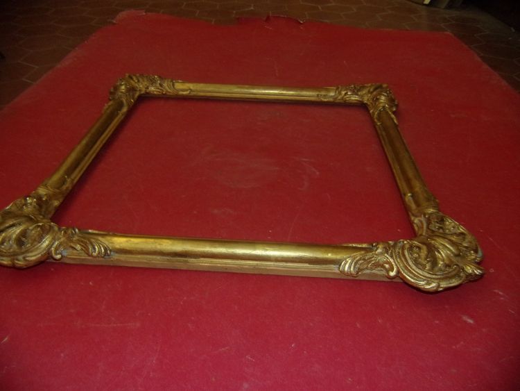 Cornice del XIX secolo in legno dorato.