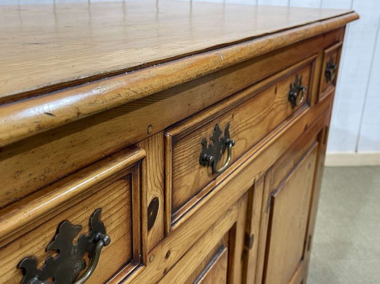 Credenza inglese in abete degli anni ’50 