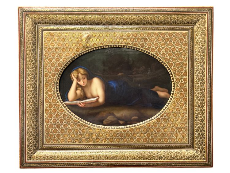 KPM - PLAQUE EN PORCELAINE MADELEINE LISANT