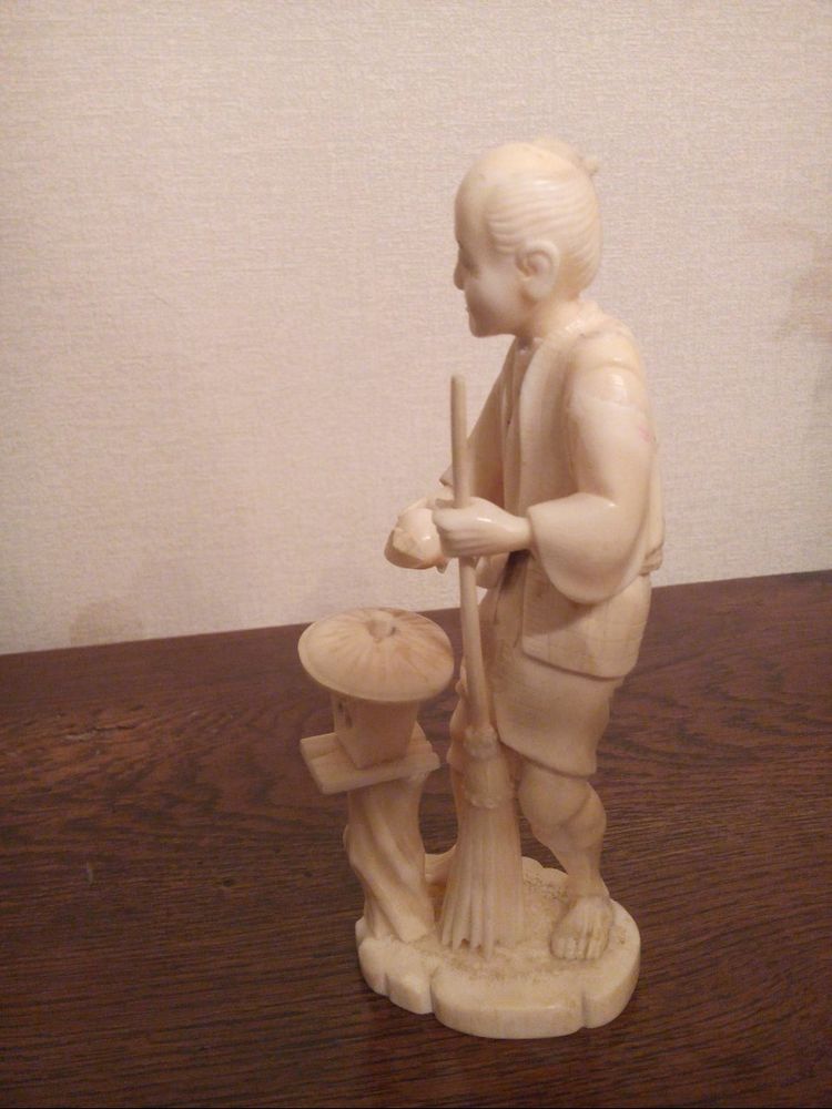 Petit vieux au balai et à la lanterne. Japon, XIXème siècle