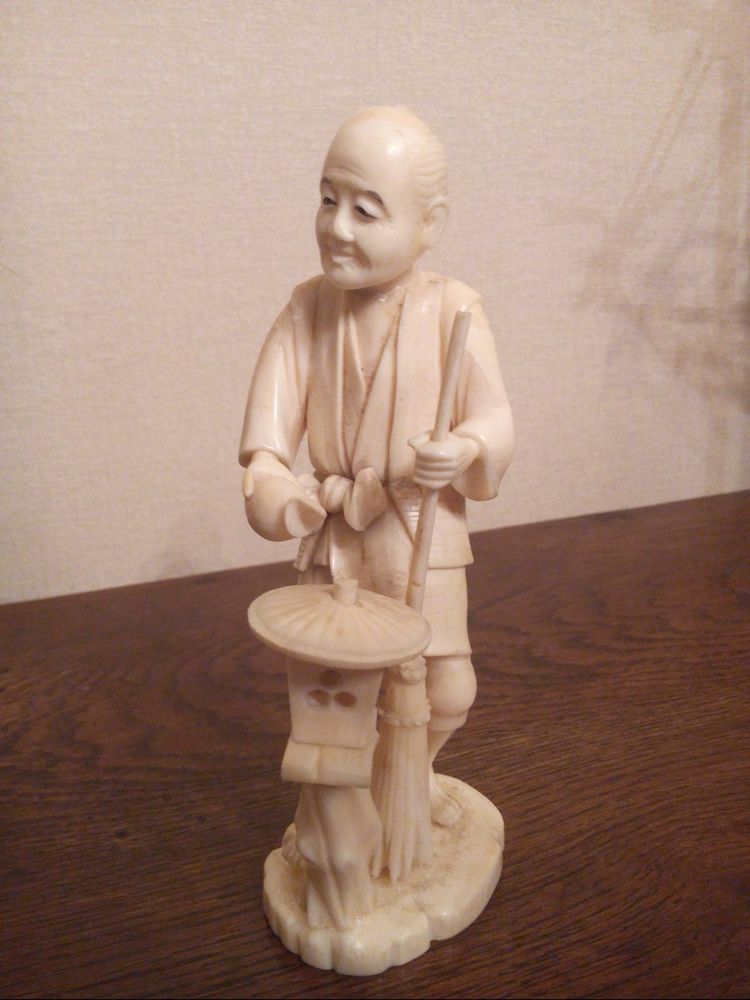 Petit vieux au balai et à la lanterne. Japon, XIXème siècle