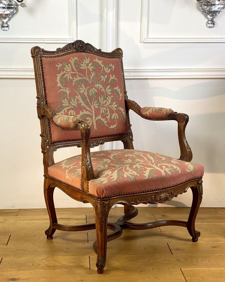 FAUTEUIL DU XIXe DE STYLE REGENCE EN NOYER SCULPTÉ TAPISSÉ