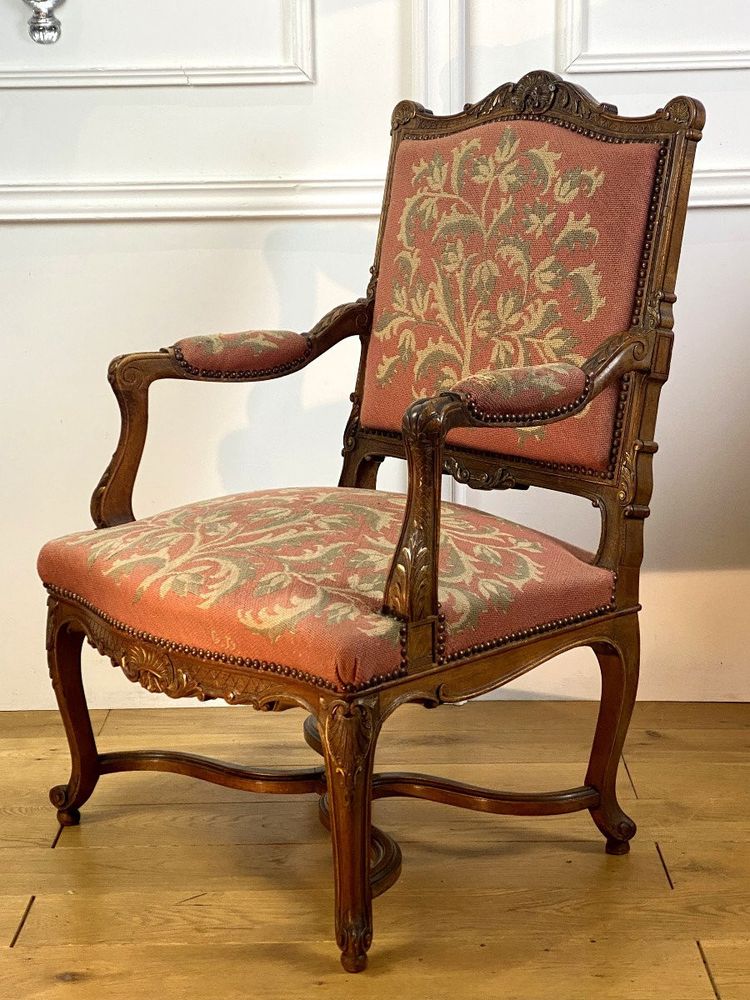 FAUTEUIL DU XIXe DE STYLE REGENCE EN NOYER SCULPTÉ TAPISSÉ