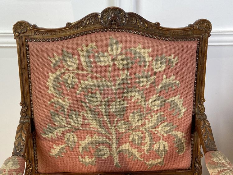 FAUTEUIL DU XIXe DE STYLE REGENCE EN NOYER SCULPTÉ TAPISSÉ