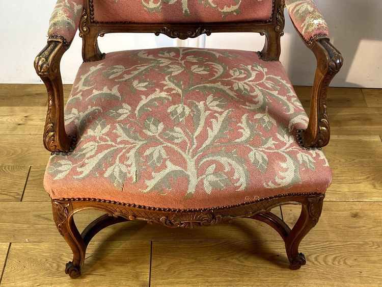 FAUTEUIL DU XIXe DE STYLE REGENCE EN NOYER SCULPTÉ TAPISSÉ