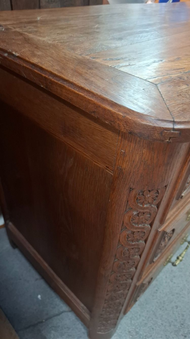 Comò in castagno e rovere del XVIII secolo