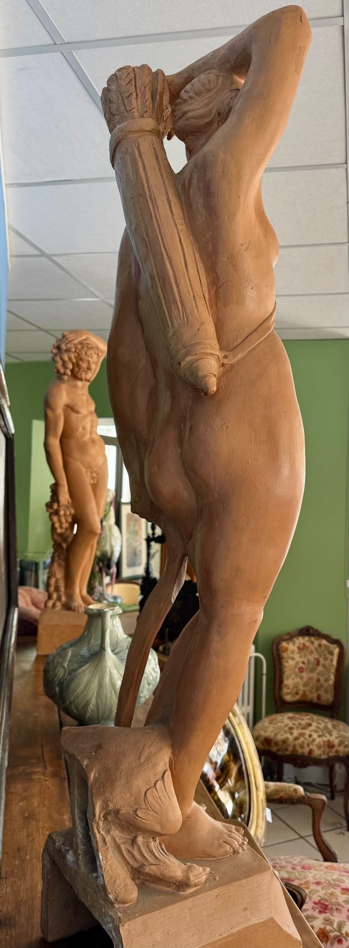Ein Paar große Terrakotta-Statuen