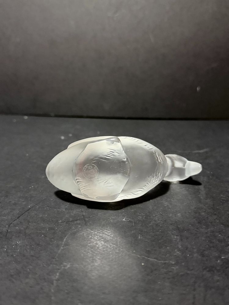 Baccarat – Canard en cristal satiné, signé