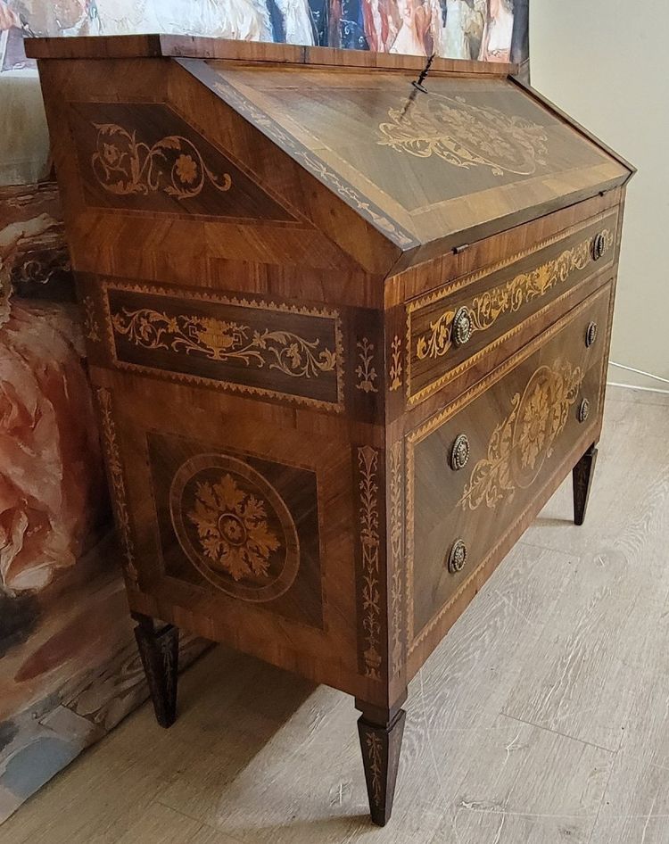 KOMMODE IM LOUIS-XV-STIL MIT KLAPPDECKEL, AUS EDELHOLZ
