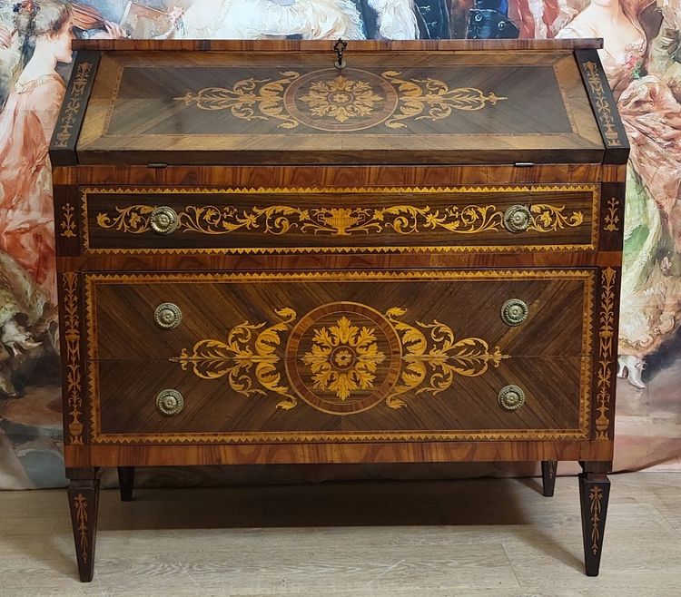 KOMMODE IM LOUIS-XV-STIL MIT KLAPPDECKEL, AUS EDELHOLZ