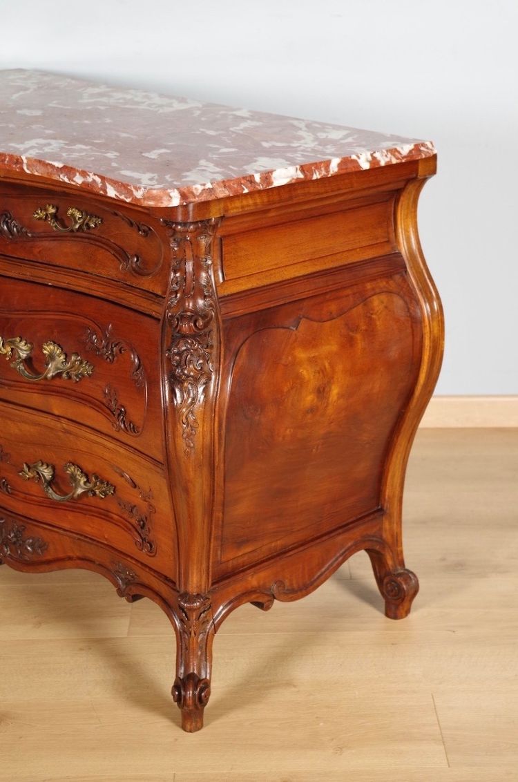 Kommode im Stil Louis XV aus geschnitztem Nussbaumholz, um 1900