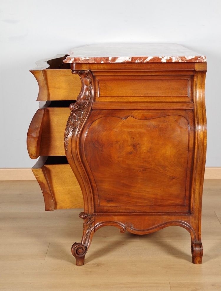 Kommode im Stil Louis XV aus geschnitztem Nussbaumholz, um 1900