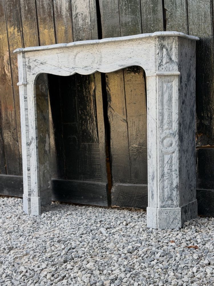 Kamin im Pompadour-Stil aus blauem Turquin-Marmor, um 1880, ein Paar verfügbar