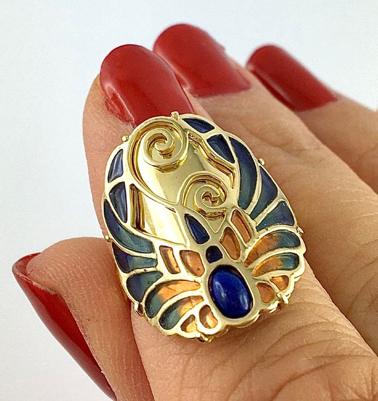 Ring im Jugendstil mit Lapislazuli und polychromer Cloisonné-Emaille auf Gelbgold