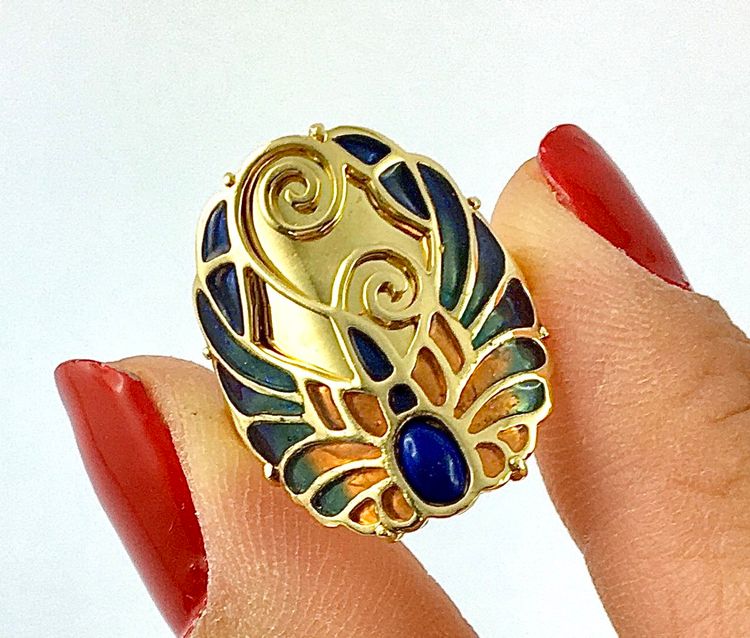 Ring im Jugendstil mit Lapislazuli und polychromer Cloisonné-Emaille auf Gelbgold