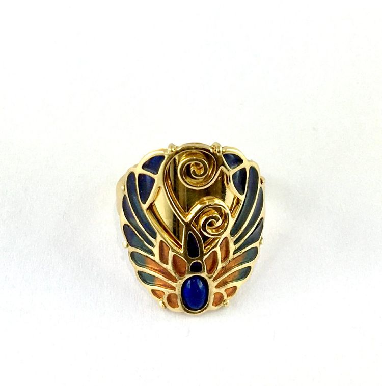 Ring im Jugendstil mit Lapislazuli und polychromer Cloisonné-Emaille auf Gelbgold