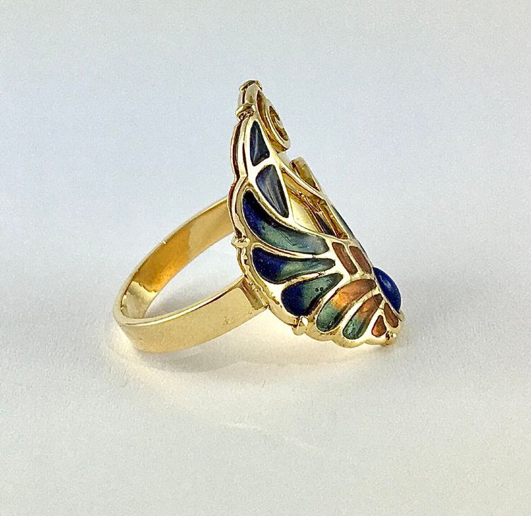 Ring im Jugendstil mit Lapislazuli und polychromer Cloisonné-Emaille auf Gelbgold