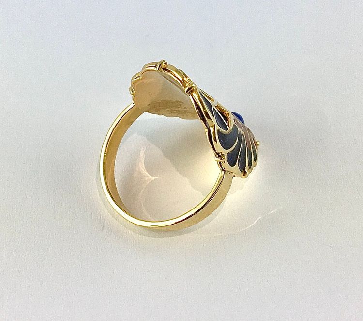 Ring im Jugendstil mit Lapislazuli und polychromer Cloisonné-Emaille auf Gelbgold