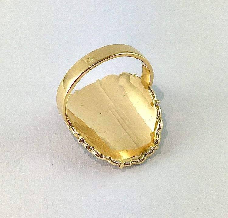 Ring im Jugendstil mit Lapislazuli und polychromer Cloisonné-Emaille auf Gelbgold